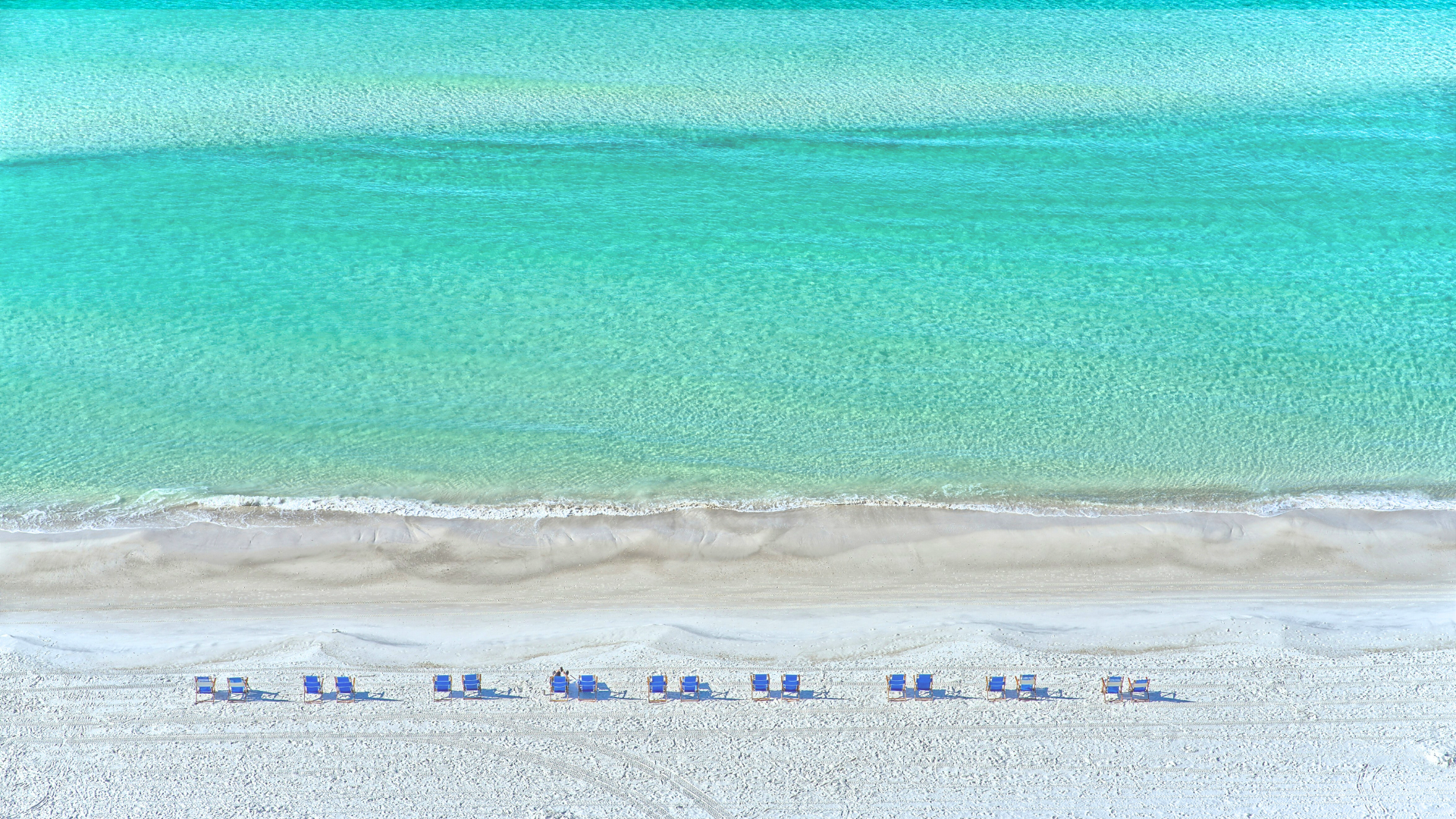 Beachfront condo rentals in Destin with complimentary beach chair service